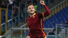 Totti pasea por las calles de Roma tras confinamiento por pandemia del Covid-19