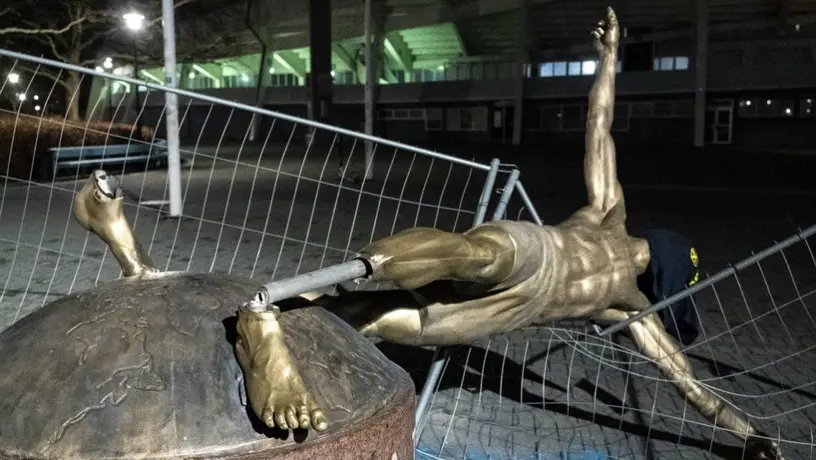 Estatua de Zlatan Ibrahimovic fue vandalizada y derribada en Malmo
