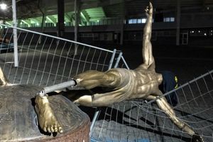 Estatua de Zlatan Ibrahimovic fue vandalizada y derribada en Malmo
