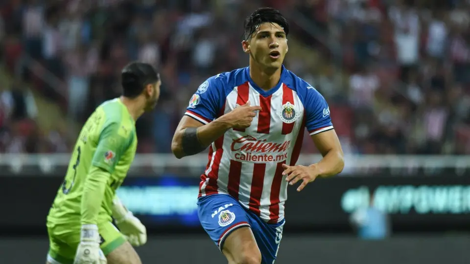 Alan Pulido presumió a un coleccionista de sus playeras