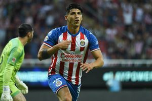 Alan Pulido presumió a un coleccionista de sus playeras