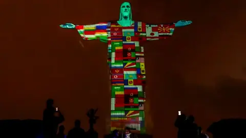 Cristo Redentor, iluminado con banderas de países afectados por coronavirus