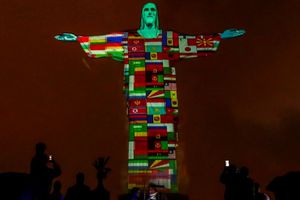 Cristo Redentor, iluminado con banderas de países afectados por coronavirus