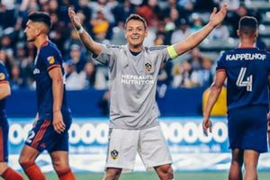 Chicharito Hernández visitó a LeBron James, previo a juego de los Lakers