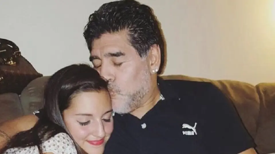 VIDEO: Maradona le cantó a su hija un tema de Nino Bravo