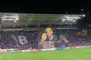Afición homenajeó a Kobe y Gigi Bryant en el LAFC vs León