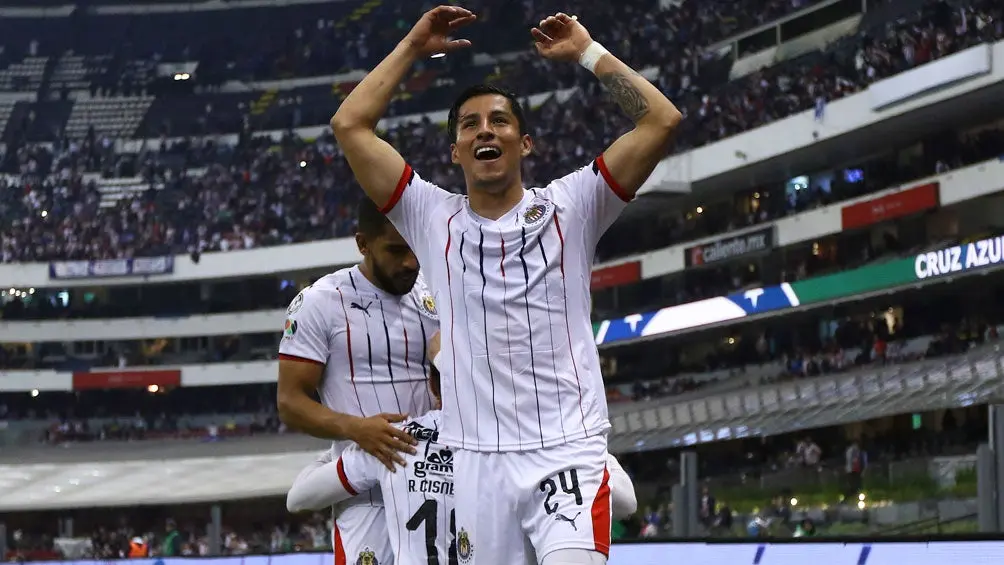 Carlos Cisneros celebra un tanto de Chivas en el Azteca | IMAGO7