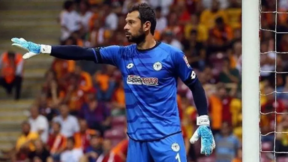 Portero en Turquía fue expulsado a los 13 segundos