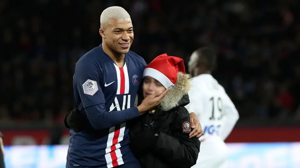 Mbappé cumplió 'deseo de Navidad' a niño que interrumpió el PSG vs Amiens