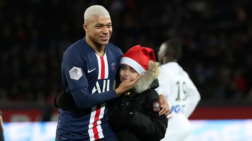 Mbappé cumplió 'deseo de Navidad' a niño que interrumpió el PSG vs Amiens
