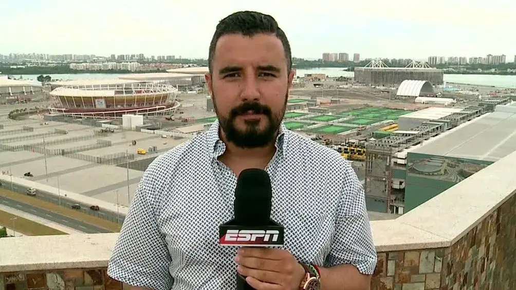Álvaro Morales durante una cobertura con ESPN | ESPECIAL