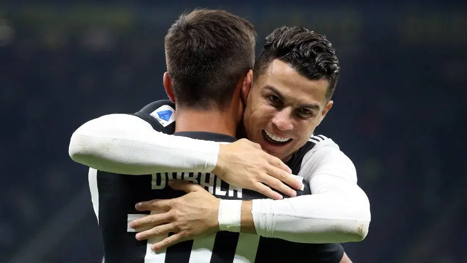 Cristiano Ronaldo 'besó' a Bonucci y Dybala tras triunfo de Juventus