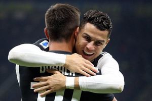 Cristiano Ronaldo 'besó' a Bonucci y Dybala tras triunfo de Juventus