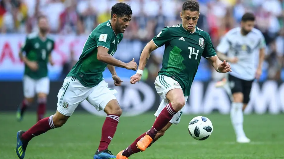 Bob Bradley: 'No cambiaría a Carlos Vela por Chicharito'