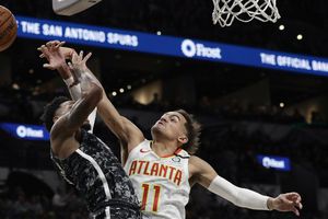 Hawks derrotó a Spurs en San Antonio 23 años después