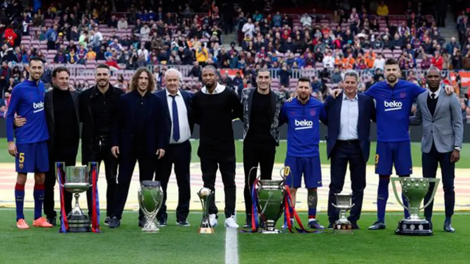 Barcelona homenajeó a la plantilla del sextete en Camp Nou