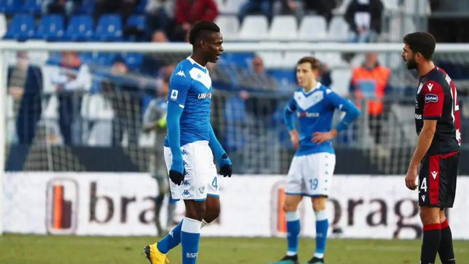 Balotelli, expulsado apenas ocho minutos después de haber ingresado vs Cagliari