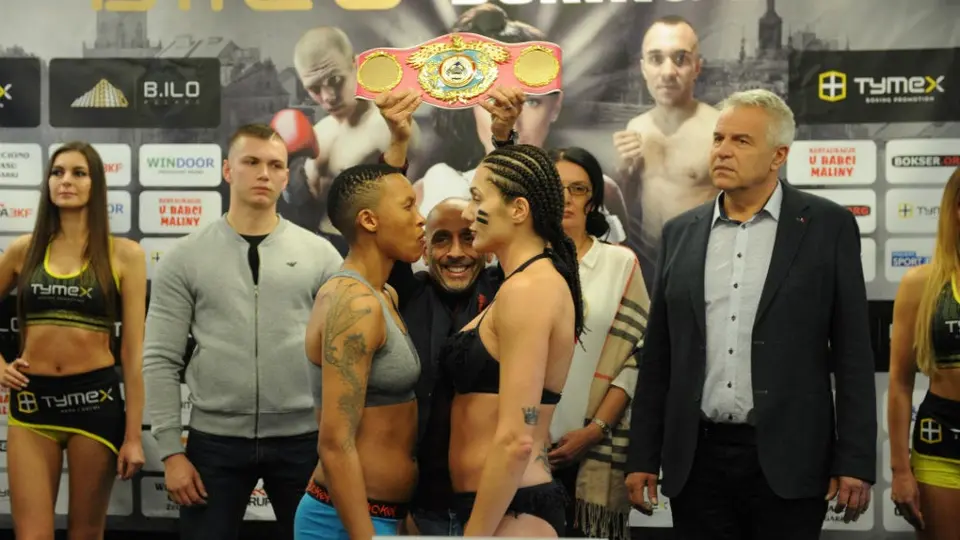 Boxeadora besó a su rival durante la ceremonia de pesaje y la golpearon
