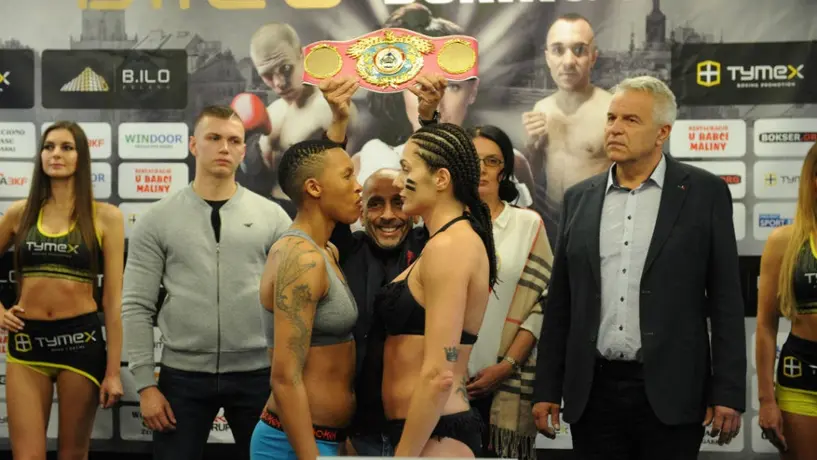 Boxeadora besó a su rival durante la ceremonia de pesaje y la golpearon