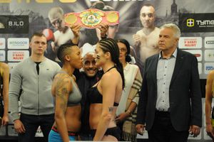 Boxeadora besó a su rival durante la ceremonia de pesaje y la golpearon