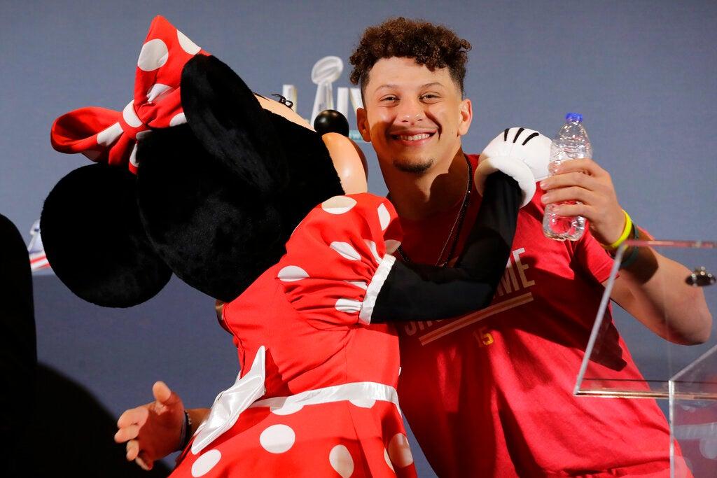 Disfruta las mejores postales que dejó la visita de Mahomes a Disneyland