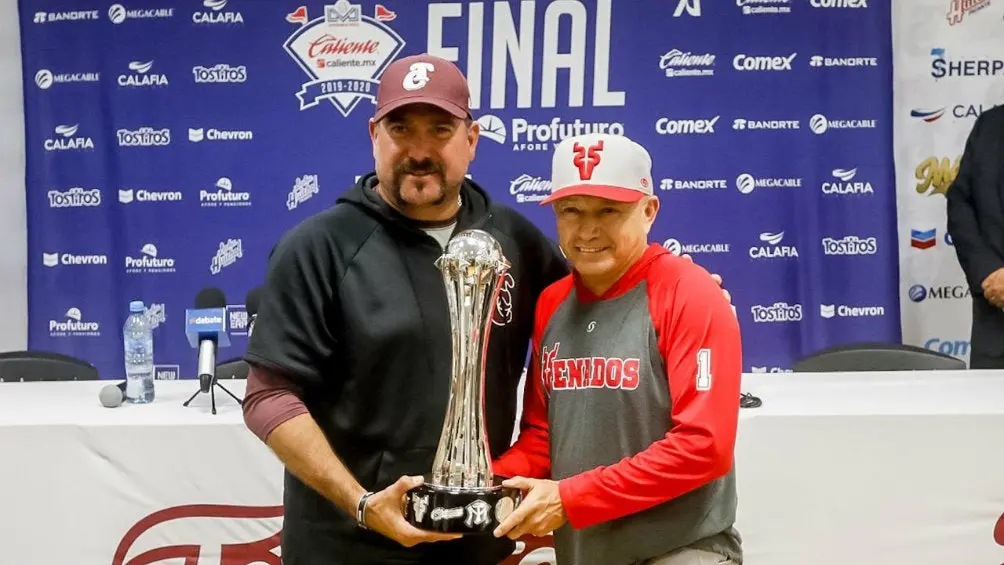 Benjamín Gil, manager de Tomateros y José Juan Pacho, de Venados, posan con el trofeo de LMP | TWITTER @LMPbeisbol