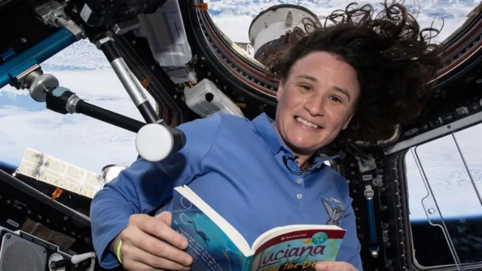 Astronauta de la NASA hace lecturas virtuales para niños en cuarentena