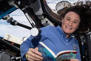 Astronauta de la NASA hace lecturas virtuales para niños en cuarentena