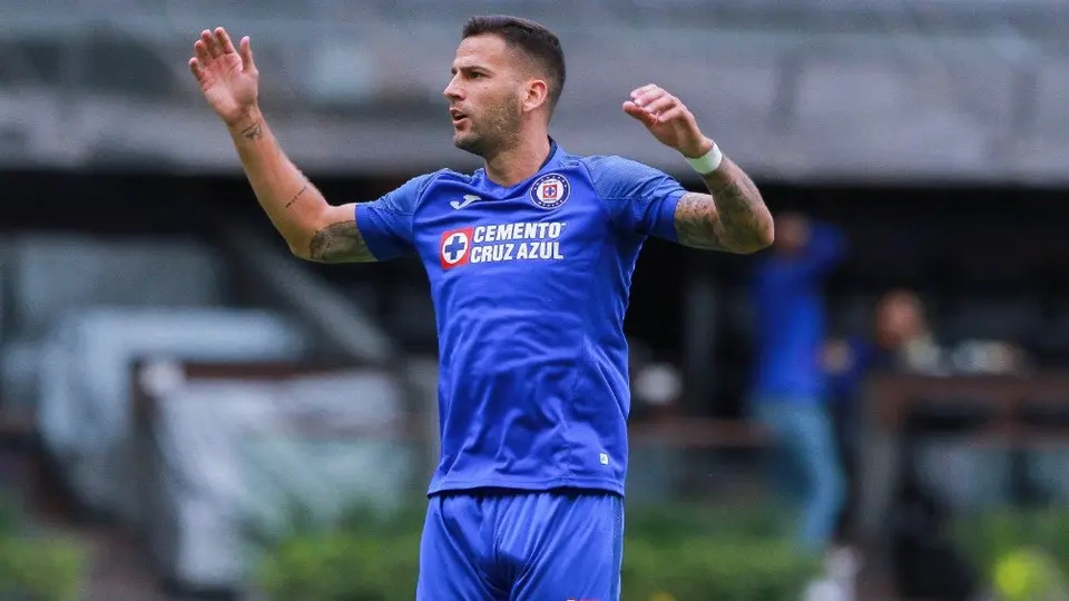 Edgar Méndez arremetió contra un aficionado de Cruz Azul por llamarlo 'troncazo'