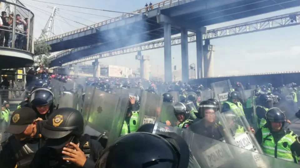 Elementos de la policía federal y capitalina se enfrentaron durante manifestación