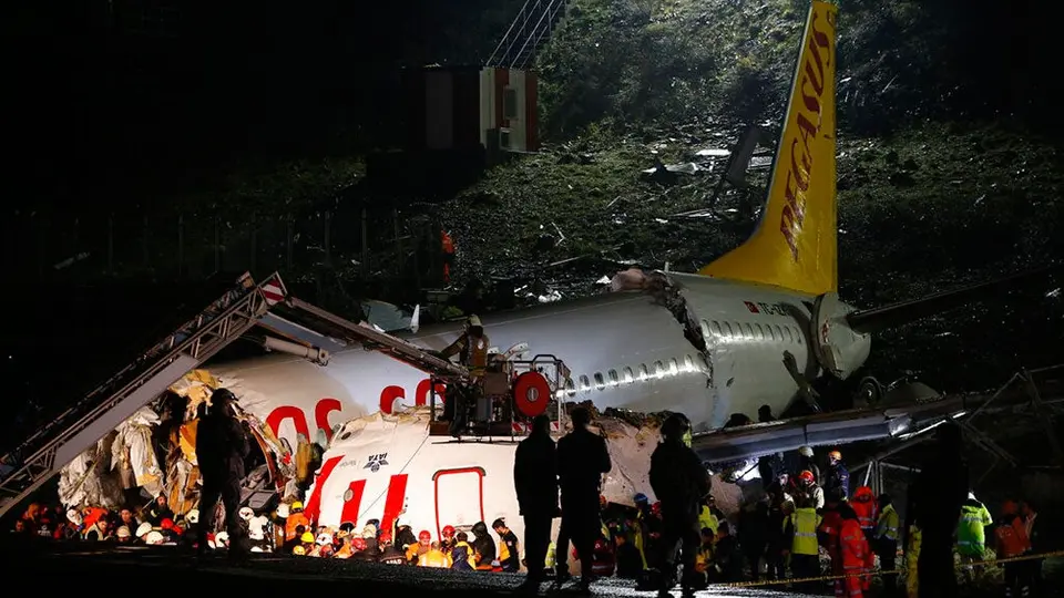 Avión comercial se salió de la pista y se rompió en pedazos en Estambul