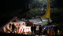 Avión comercial se salió de la pista y se rompió en pedazos en Estambul