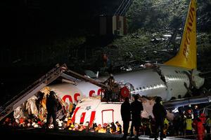 Avión comercial se salió de la pista y se rompió en pedazos en Estambul