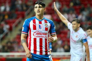 Carlos Santos arremetió contra Alan Pulido por su campeonato de goleo