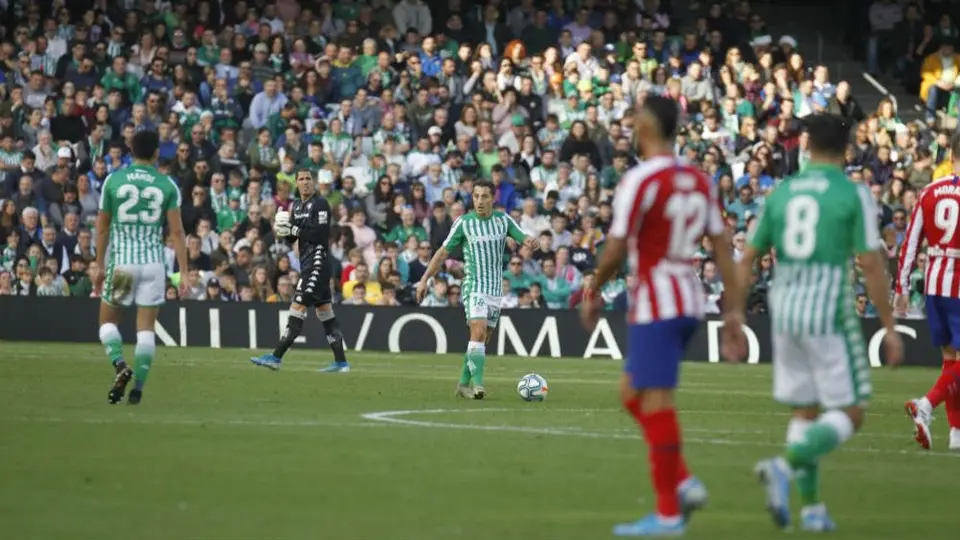 Andrés Guardado, amonestado por reclamos al árbitro al término del Betis vs Atlético