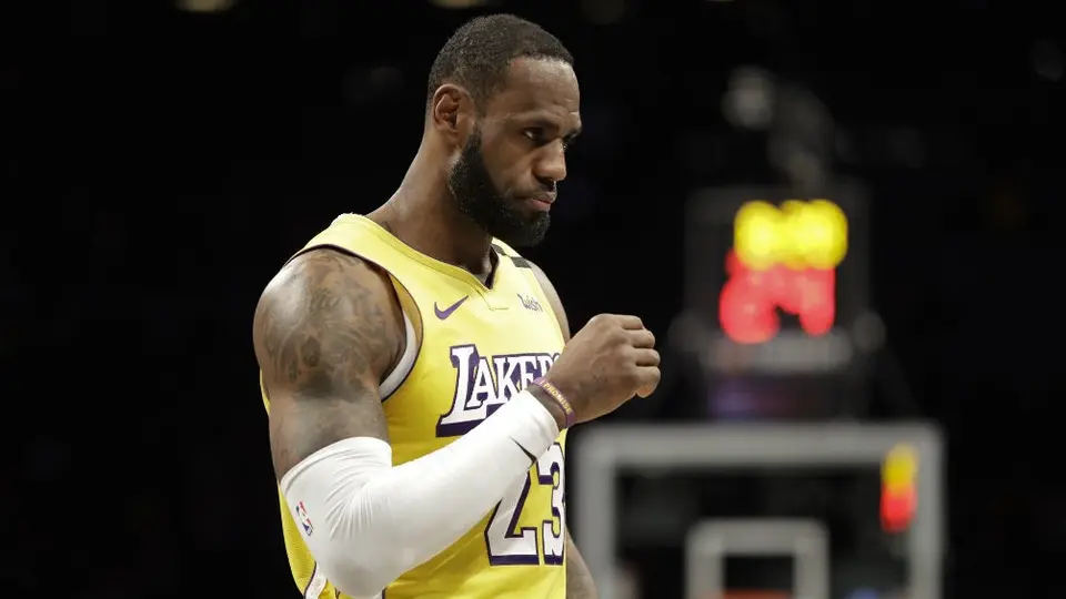 VIDEO: LeBron lloró en el aeropuerto tras enterarse de la muerte de Kobe