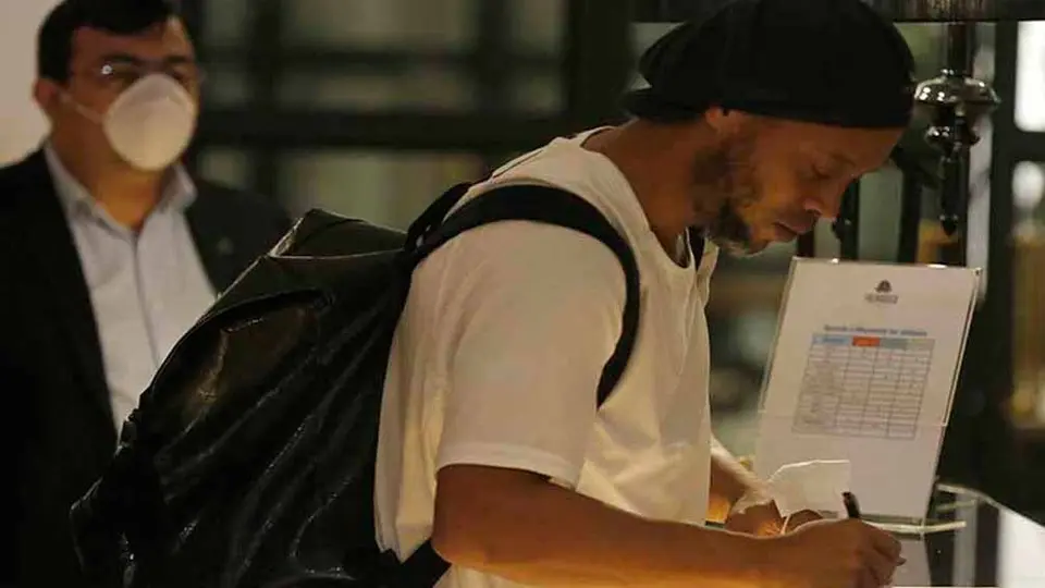 Arresto domiciliario de Ronaldinho le cuesta cerca de 8 mil pesos diarios