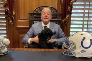 Dueño de Colts donará 100 mil mascarillas a médicos de Indiana