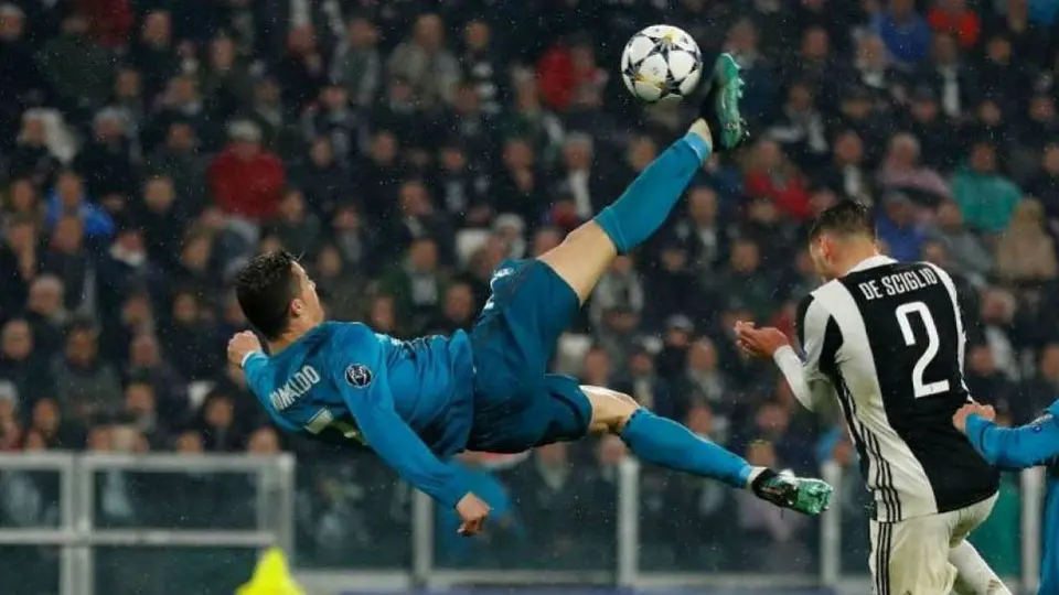 Cristiano Ronaldo regaló playera autografiada a chico que emuló su chilena