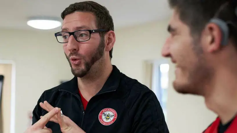 Entrenador de futbol dirige a equipo de la Segunda inglesa pese a sordera