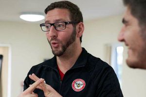 Entrenador de futbol dirige a equipo de la Segunda inglesa pese a sordera