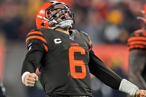 Browns sorprendió a Steelers en un duelo opacado por pelea