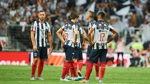 Niña aficionada de Rayados rompió en llanto tras derrota contra Tigres