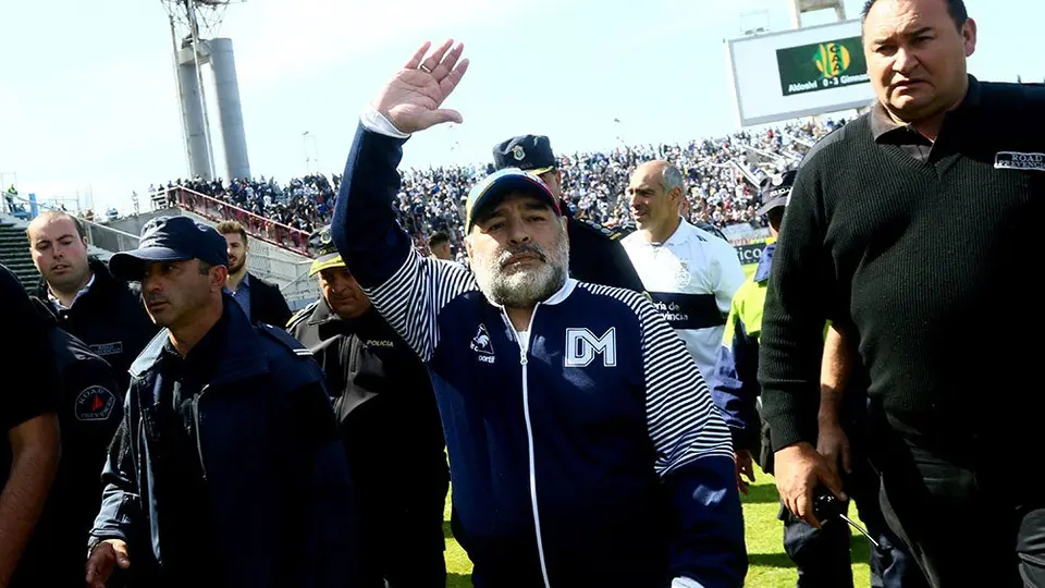 Diego Maradona renunció como entrenador de Gimnasia y Esgrima