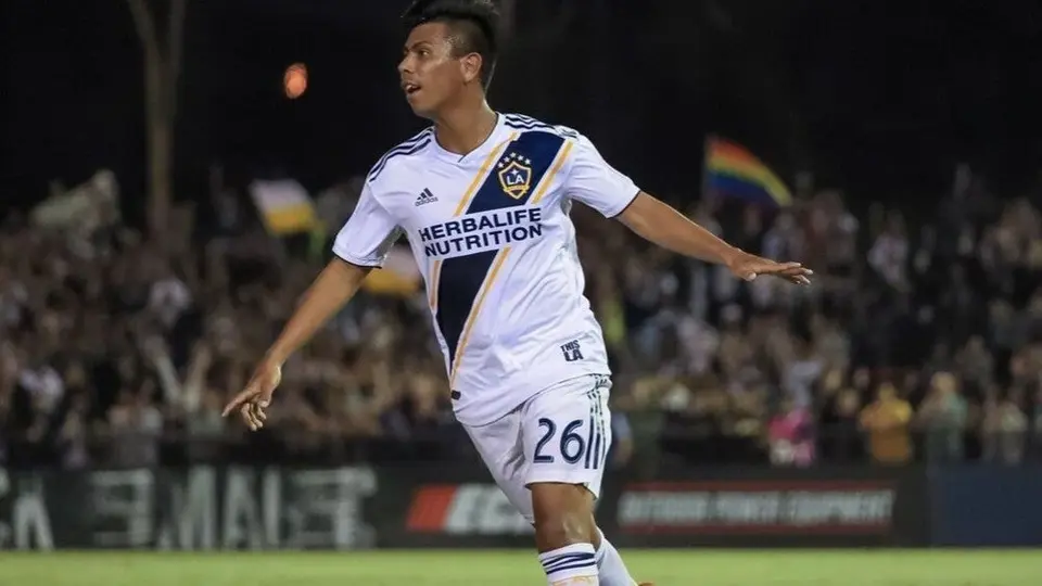 Efraín Álvarez salió lesionado en amistoso de LA Galaxy