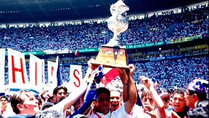Jugadores de Chivas levantan el título del Verano 1997