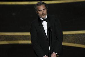 Joaquin Phoenix celebró el Oscar comiendo hamburgesas veganas