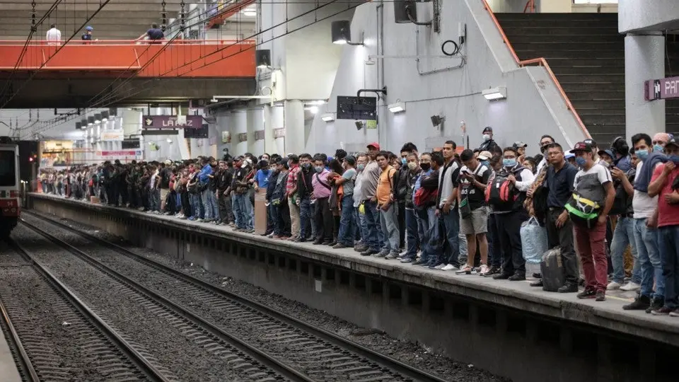 Metro Pantitlán lució lleno a pesar de la campaña de Sana Distancia