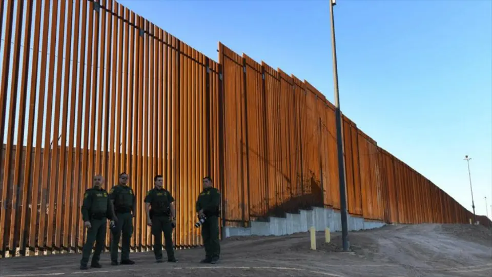 Trump quiere que el muro con México sea negro; costaría más de 500 mdd