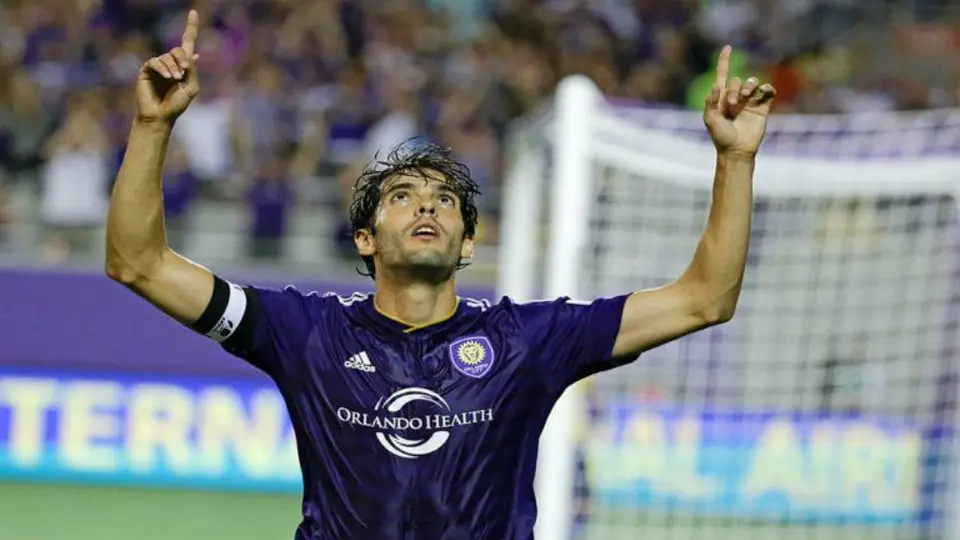 Árbitra amonestó a Kaká y se tomó una selfie con el exastro brasileño